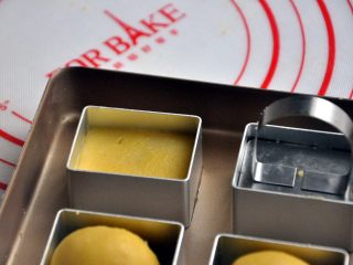 20、凤梨酥,放入凤梨酥模具中，用推模轻轻压紧。