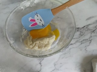 6、戚风蛋糕6寸,分次加入蛋黄。