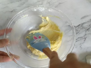 7、戚风蛋糕6寸,翻拌均匀，成为细腻的蛋黄糊后加入香草精和盐。