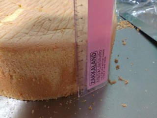 18、戚风蛋糕6寸,这个是我做的戚风，高度6cm而且没有大气泡。