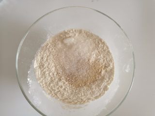1、可爱的小蜗牛,面粉，酵母，白糖放在一个碗里