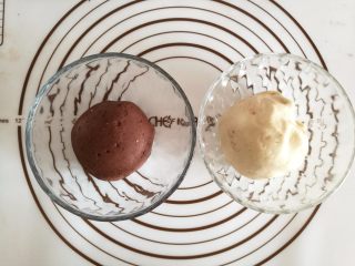 6、可爱的小蜗牛,揉好的面团分别放在碗里，盖上保鲜膜，放在温暖处发酵