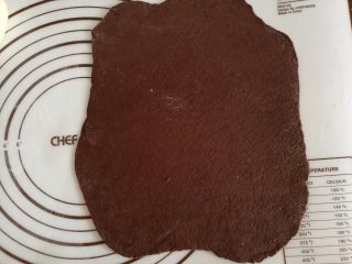 10、可爱的小蜗牛,然后擀面杖把面团擀开