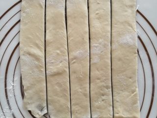 13、可爱的小蜗牛,切成宽度相同的长条