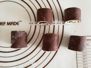 14、可爱的小蜗牛,慢慢的卷起来