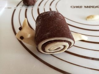 16、可爱的小蜗牛,沾一点水在背部，安上蜗牛的壳，就好了