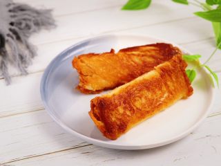 7、芝士卷,从锅中取出，装盘