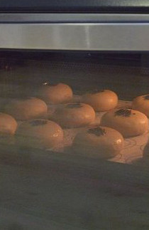 10、最接地气的鲜肉月饼,放入预热好的烤箱，转风，170度25分钟，烤至月饼表皮微黄即可。