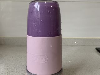 3、紫薯牛奶小方,一起放入果汁机（椰蓉除外）