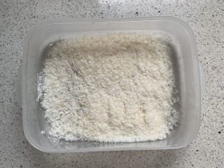 6、紫薯牛奶小方,模具里面撒椰蓉