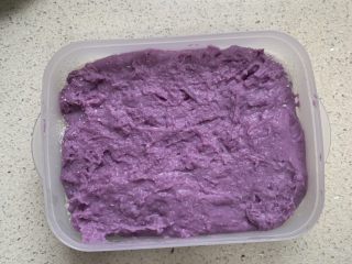 7、紫薯牛奶小方,紫薯糊倒入、冷藏至完全凝固