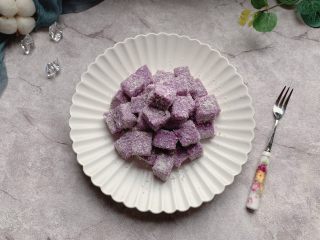 11、紫薯牛奶小方,装盘开吃