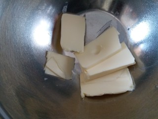 1、巧克力豆曲奇,黄油切薄片，软化到可以用手指轻松的按出个小窝的状态。冬天气温低，如果室温也低的话，可以放在烤箱内用发酵的模式加热两到三分钟。