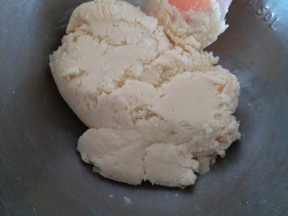 7、巧克力豆曲奇,一直拌到没有干粉的状态就可以啦。