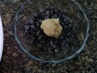 8、巧克力豆曲奇,小朋友直接把面团放进巧克力豆的碗内，沾满巧克力豆.真是个巧克力迷！