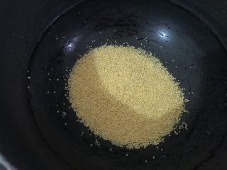 2、鸡蛋小米粥,小米倒入锅里