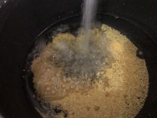 3、鸡蛋小米粥,清水洗两遍