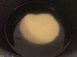 4、鸡蛋小米粥,加入适量的水