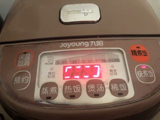 5、鸡蛋小米粥,盖盖煮30分钟