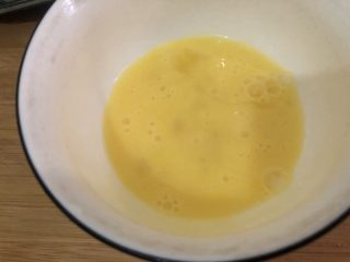 6、鸡蛋小米粥,鸡蛋打碗里搅撒