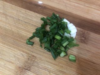 7、鸡蛋小米粥,葱切小节