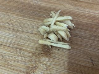 8、鸡蛋小米粥,姜去皮切细条