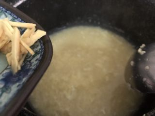 11、鸡蛋小米粥,加入姜