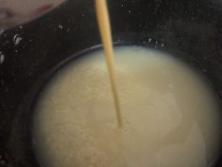 10、鸡蛋小米粥,加入鸡蛋液搅一下