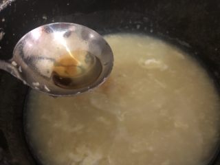 14、鸡蛋小米粥,加油搅拌一下再煮3分钟