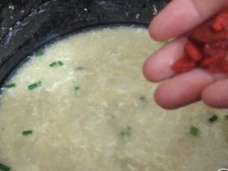 15、鸡蛋小米粥,加葱花枸杞起锅