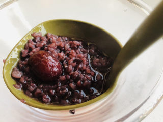 7、红枣黑米粥,煮粥的时候记得用筷子或勺子轻轻搅拌几下，避免米粒黏在锅底。