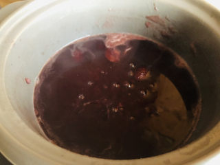 8、红枣黑米粥,中小火慢慢煮至汤汁变得黏稠。