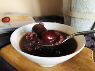 12、红枣黑米粥,成品。