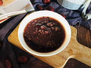 13、红枣黑米粥,成品。