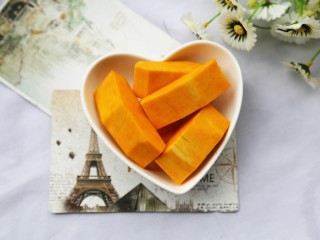 2、甘甜绵软的奶香南瓜粥,南瓜去皮洗净切块。