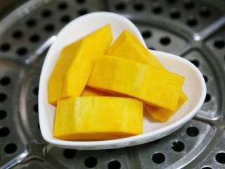 3、甘甜绵软的奶香南瓜粥,上蒸锅蒸熟,用筷子可以扎透就是熟了。