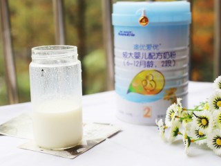 4、甘甜绵软的奶香南瓜粥,奶粉根据配方奶粉的比例和温度冲泡成牛奶,倒入果汁机杯中。