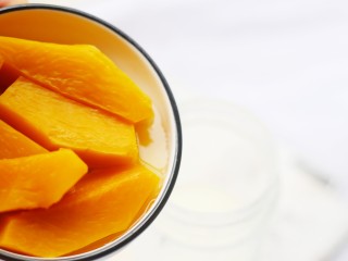 5、甘甜绵软的奶香南瓜粥,加入蒸熟的南瓜。