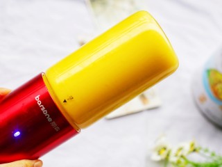 6、甘甜绵软的奶香南瓜粥,用果汁机打成糊,为了口感更加细腻,我打了两次。