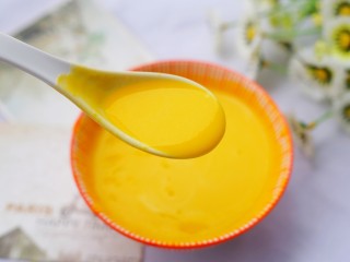 7、甘甜绵软的奶香南瓜粥,倒入碗中,香甜丝滑,温暖到心坎里的奶香南瓜粥就可以喝啦。