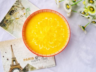 8、甘甜绵软的奶香南瓜粥,为了增加宝宝的食欲,在南瓜粥上拉了一朵花。