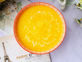 9、甘甜绵软的奶香南瓜粥,取2勺酸奶倒入裱花袋中,滴到南瓜粥表面,用牙签划出自己喜欢的造型就OK啦。
