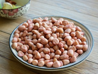 3、#咸味#凉拌芹菜花生米,花生洗净备用