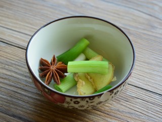 4、#咸味#凉拌芹菜花生米,准备葱段、姜片、八角