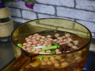 5、#咸味#凉拌芹菜花生米,花生、葱、姜、八角、盐一起煮30分钟