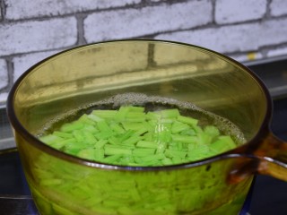 6、#咸味#凉拌芹菜花生米,芹菜煮两分钟