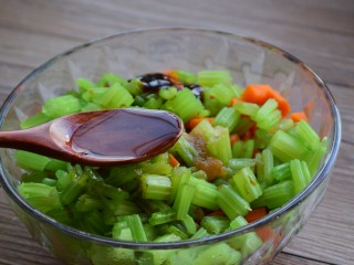 12、#咸味#凉拌芹菜花生米,香油