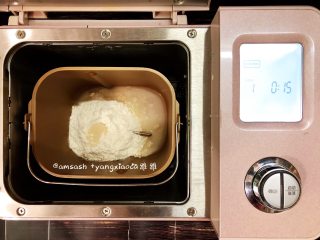 1、黑木耳肉末包子,在面包机里加入中筋粉180克，酵母1.5克，细砂糖10克，启动面包机和面功能