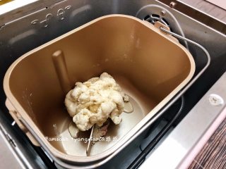 2、黑木耳肉末包子,揉至面团表面光滑即可取出