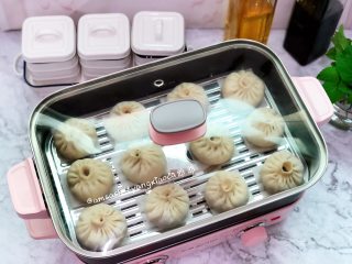 13、黑木耳肉末包子,盖上锅盖发酵至包子拿起来轻飘飘的就发酵好了，(发酵至有1.5倍大)